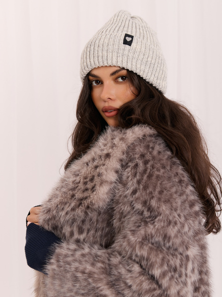 Jasnoszara zimowa czapka beanie w prążek 