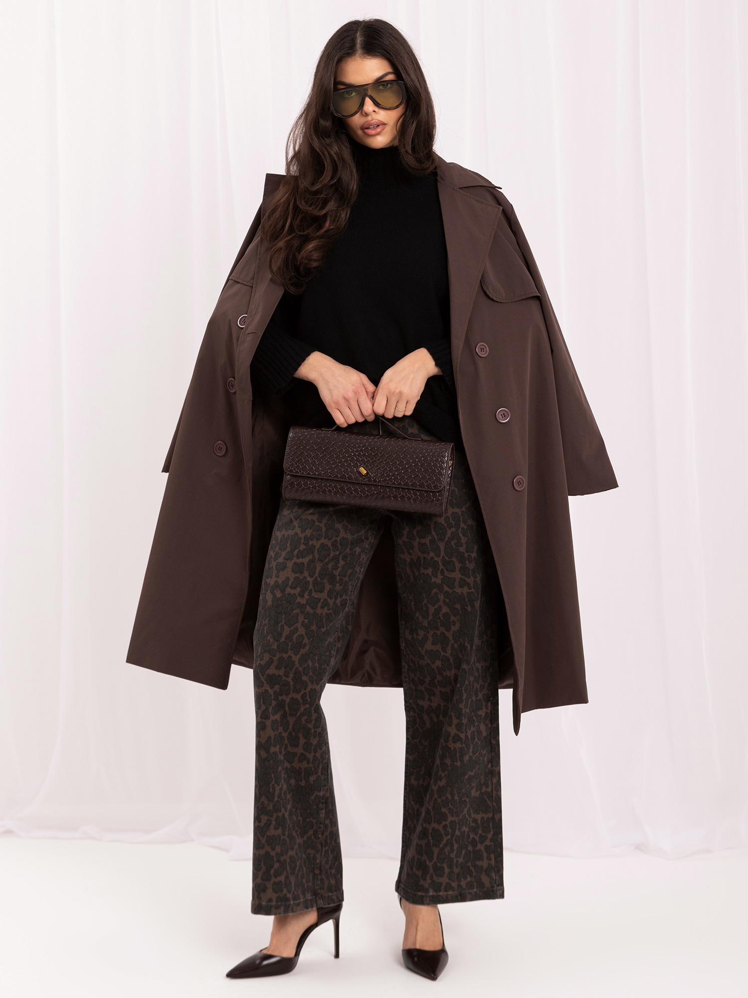 Czarny damski sweter basic z golfem