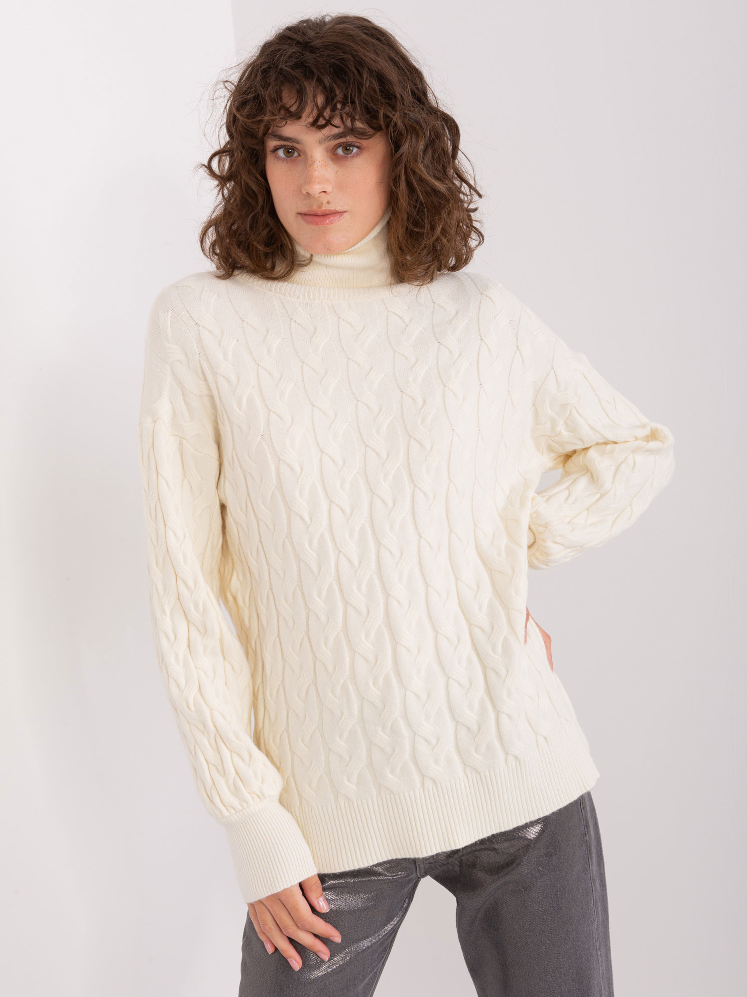 Ecru dzianinowy sweter z golfem