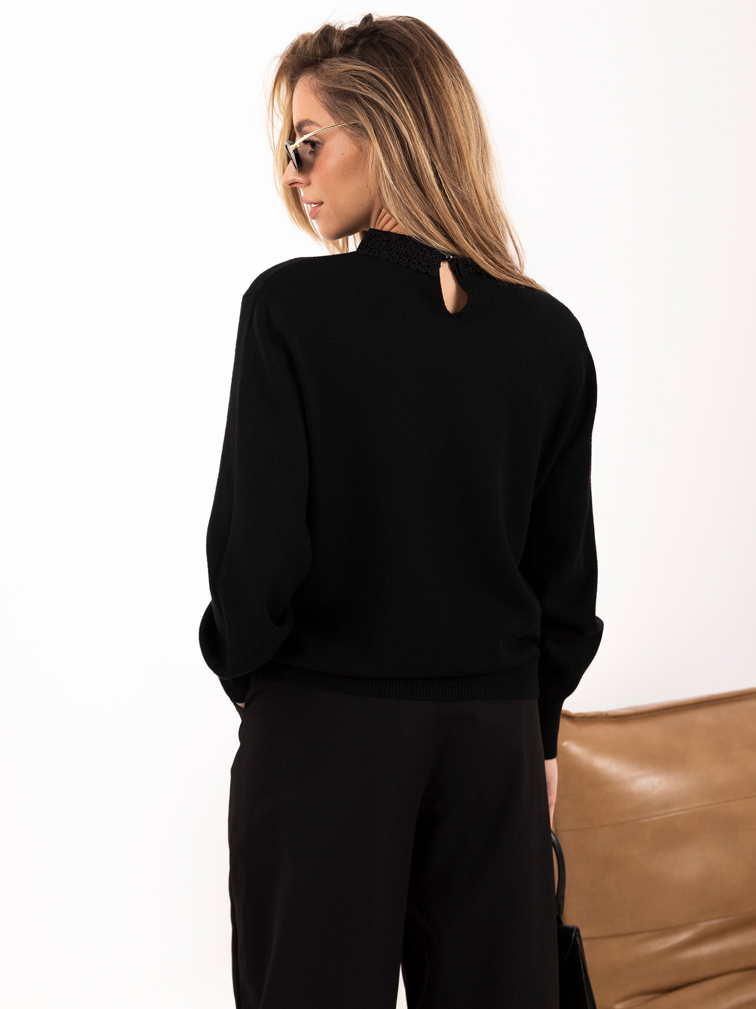 Czarny elegancki sweter z kołnierzem 