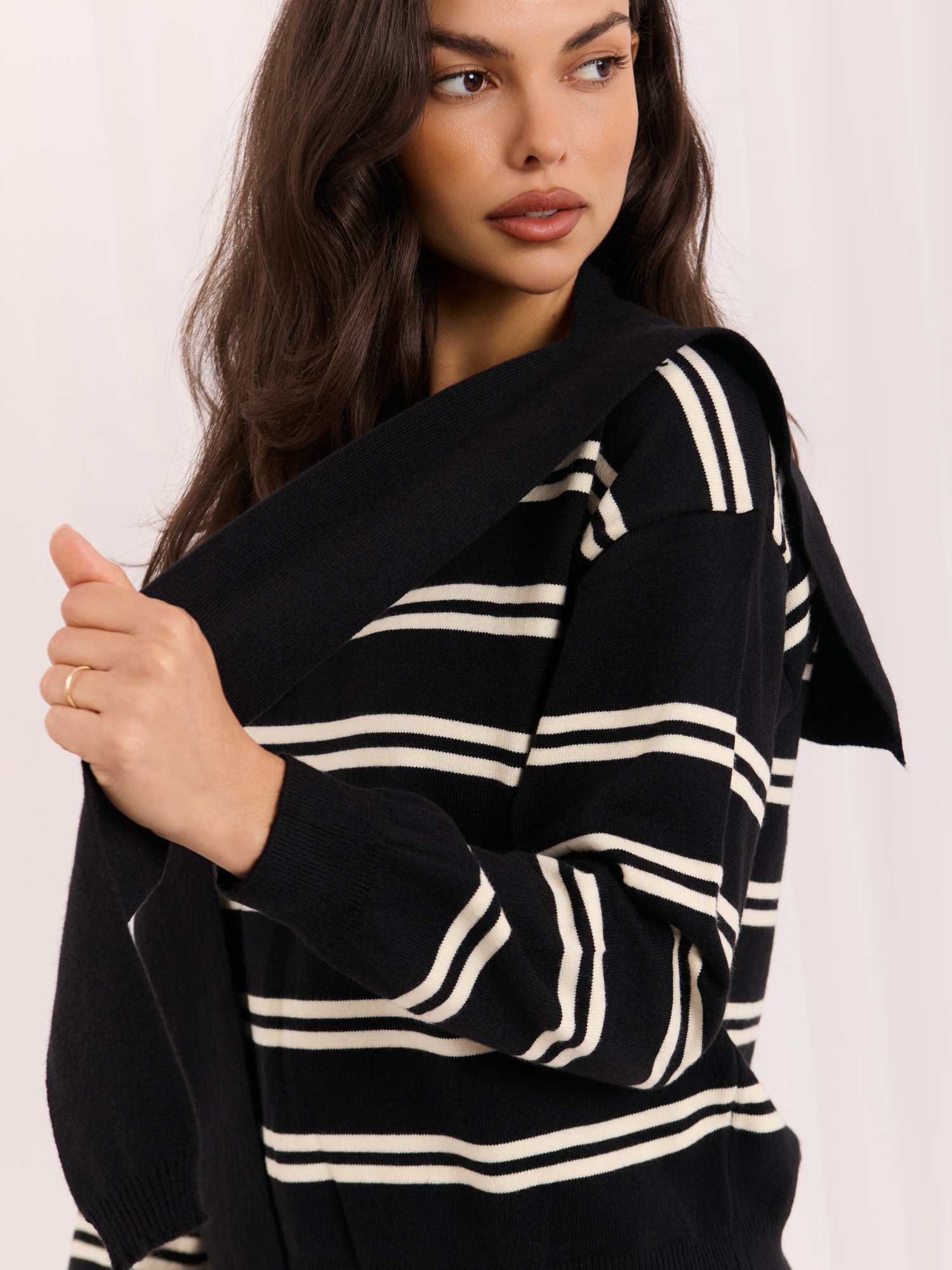 Czarny damski sweter w paski w stylu old money