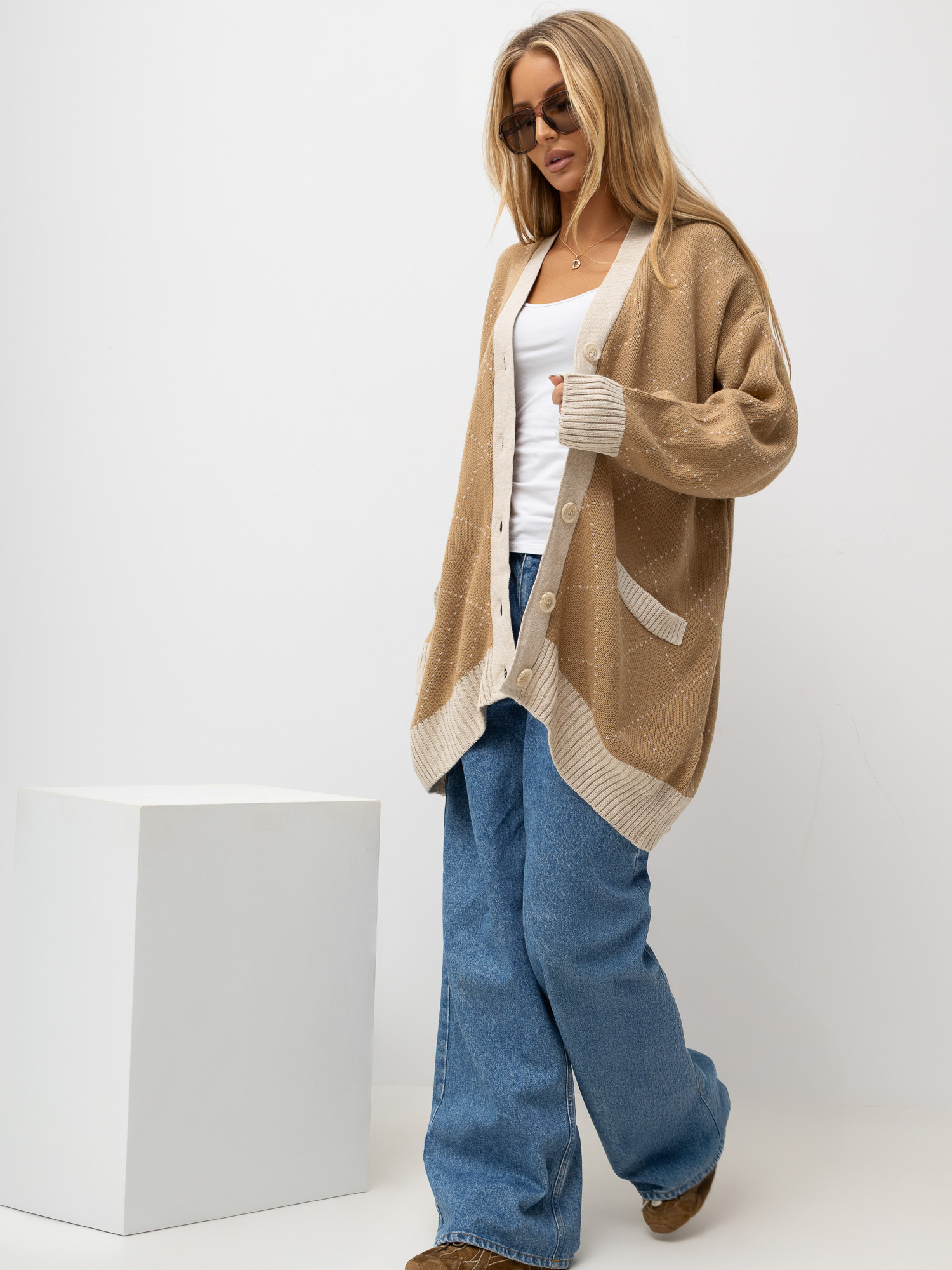 Camelowy sweter rozpinany z zapięciem na guziki RUE PARIS 