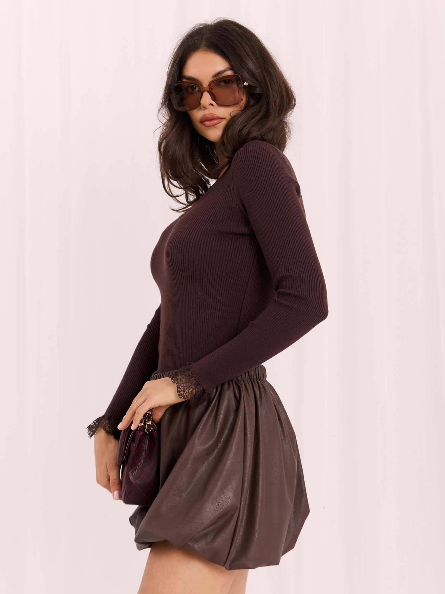 Brązowy elegancki sweter z rękawem typu dzwon 