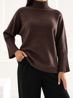 Brązowy damski sweter oversize z golfem