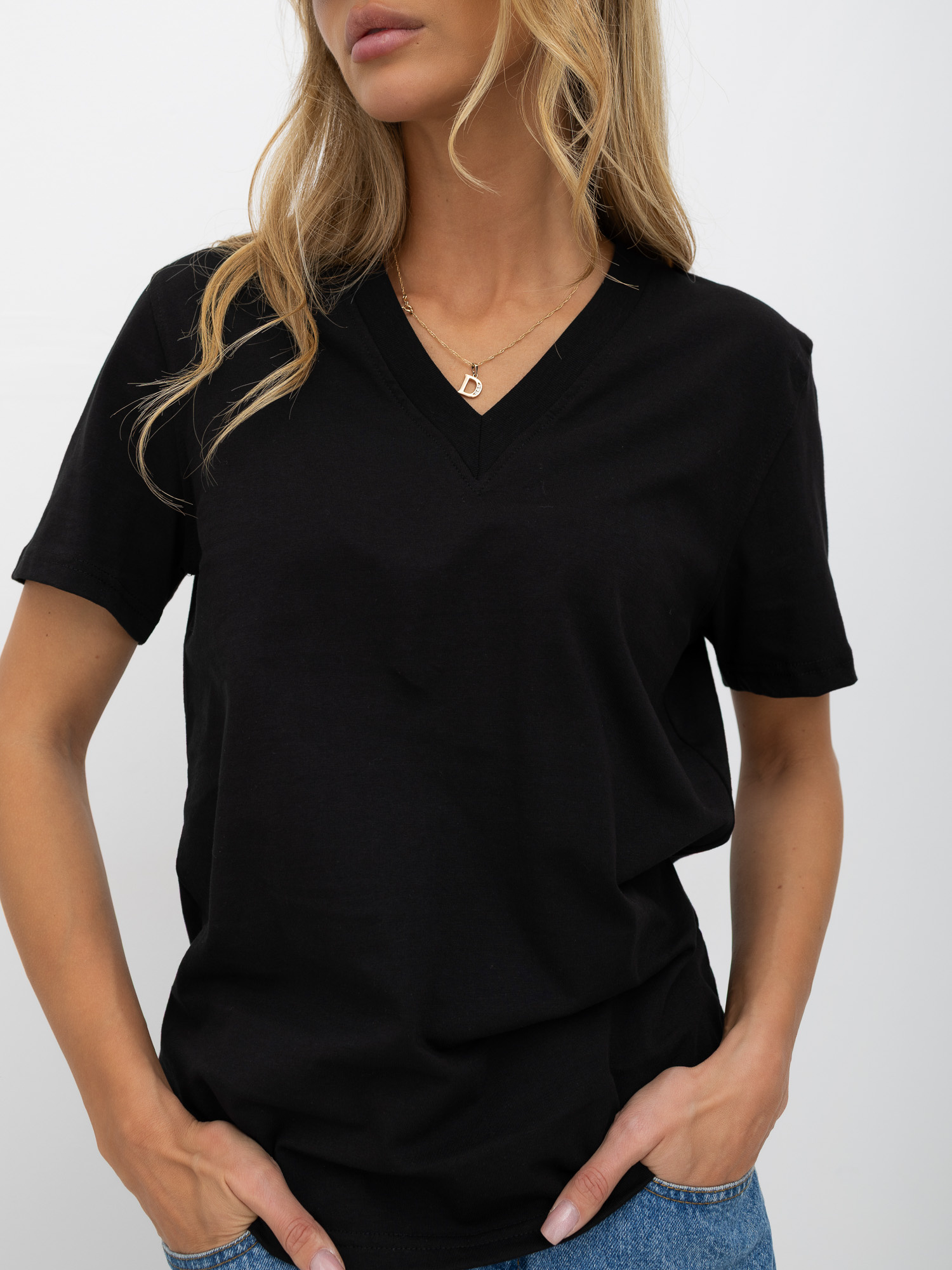 Czarny damski t-shirt basic o klasycznym kroju