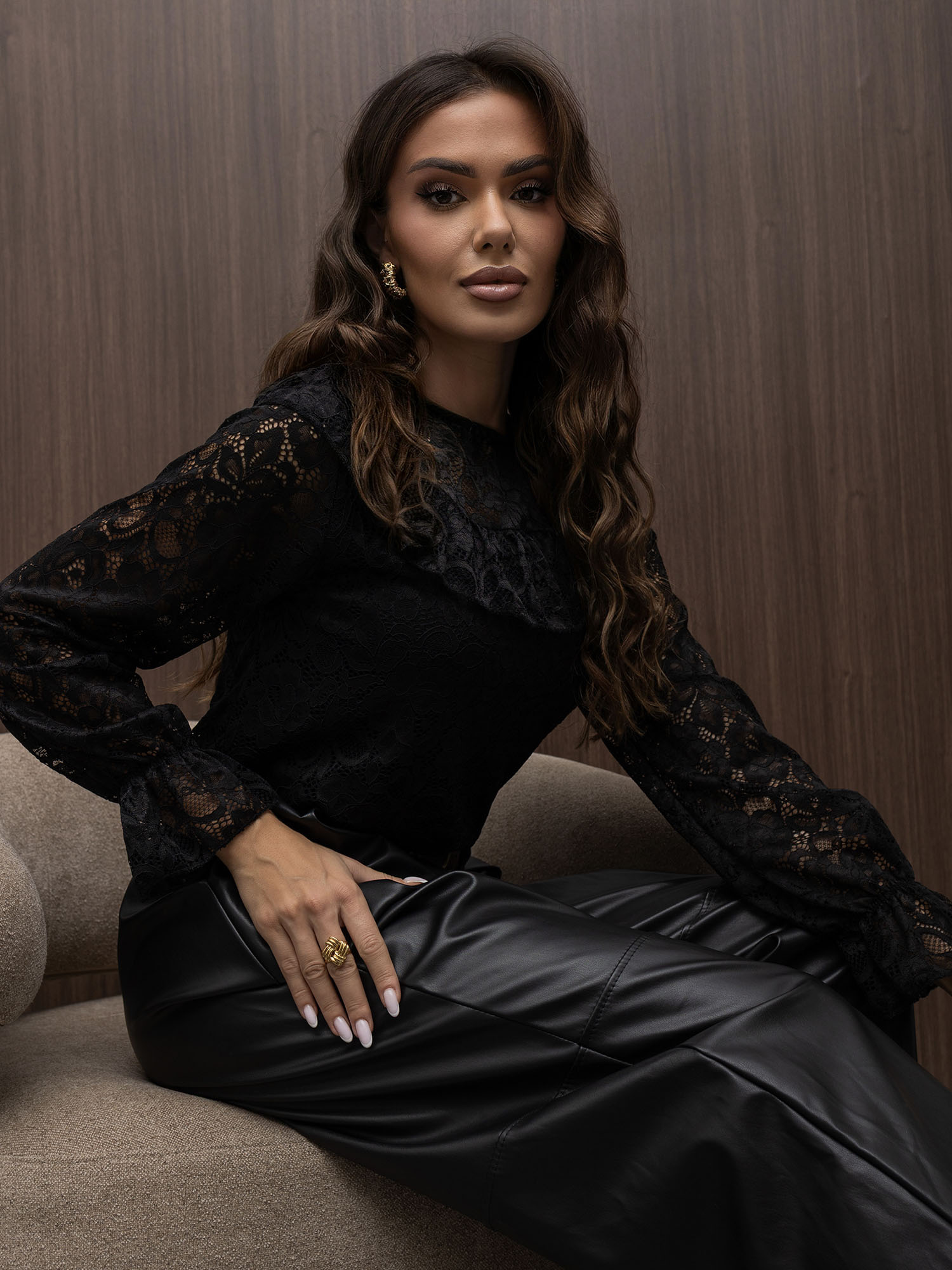 Czarna elegancka bluzka z transparentnej koronki
