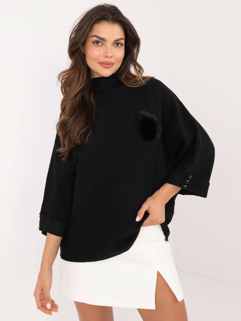 Czarny sweter oversize z podwijanymi rękawami