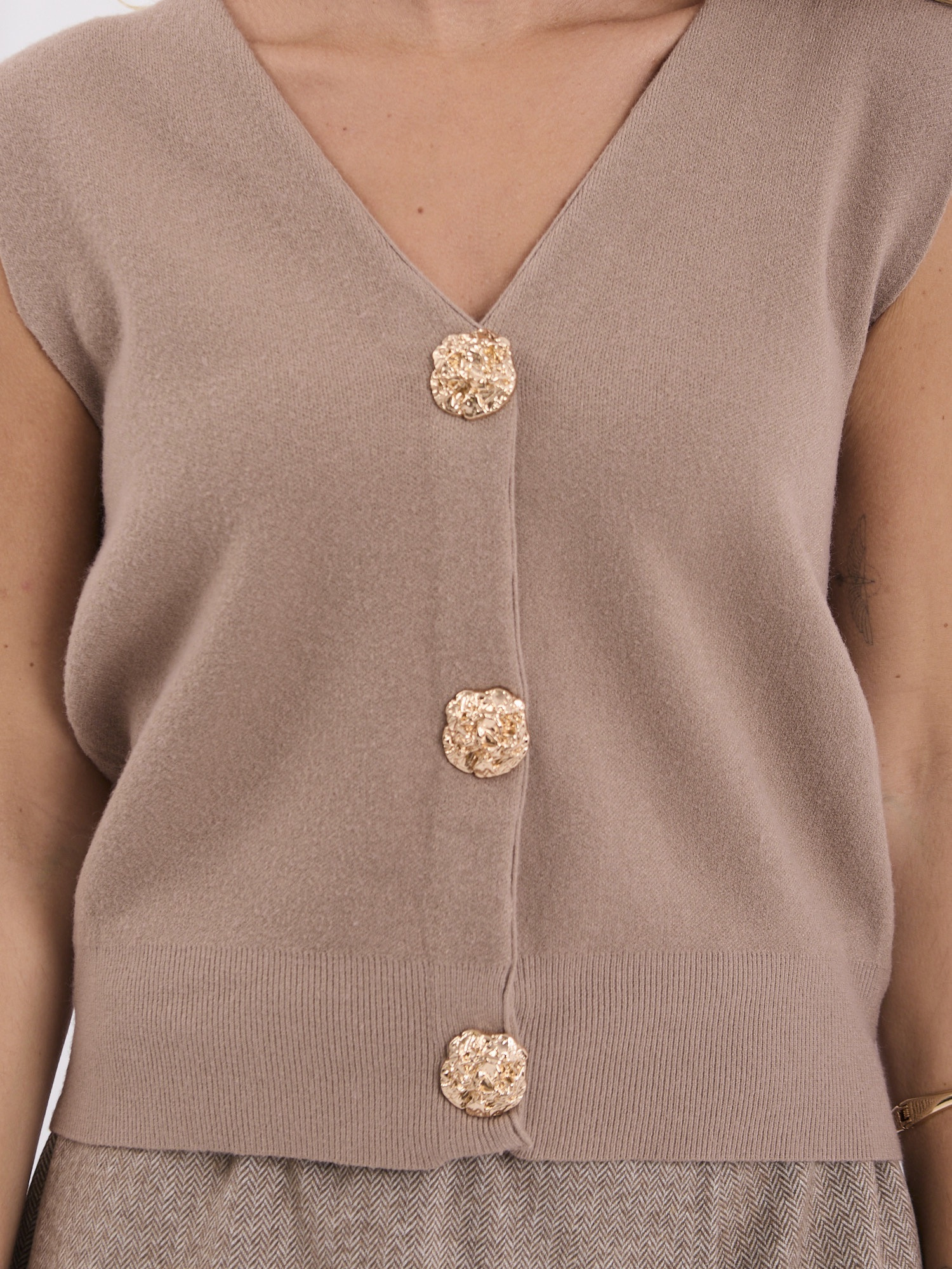Ciemnobeżowy elegancki sweter bez rękawów