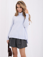 Jasnoniebieski sweter oversize golf z rozcięciami