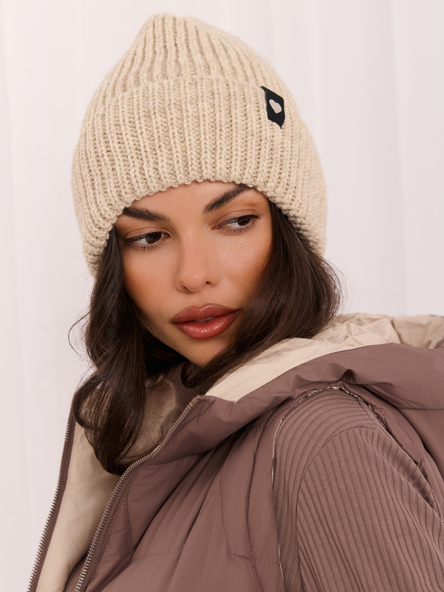 Beżowa damska czapka beanie z naszywką serce