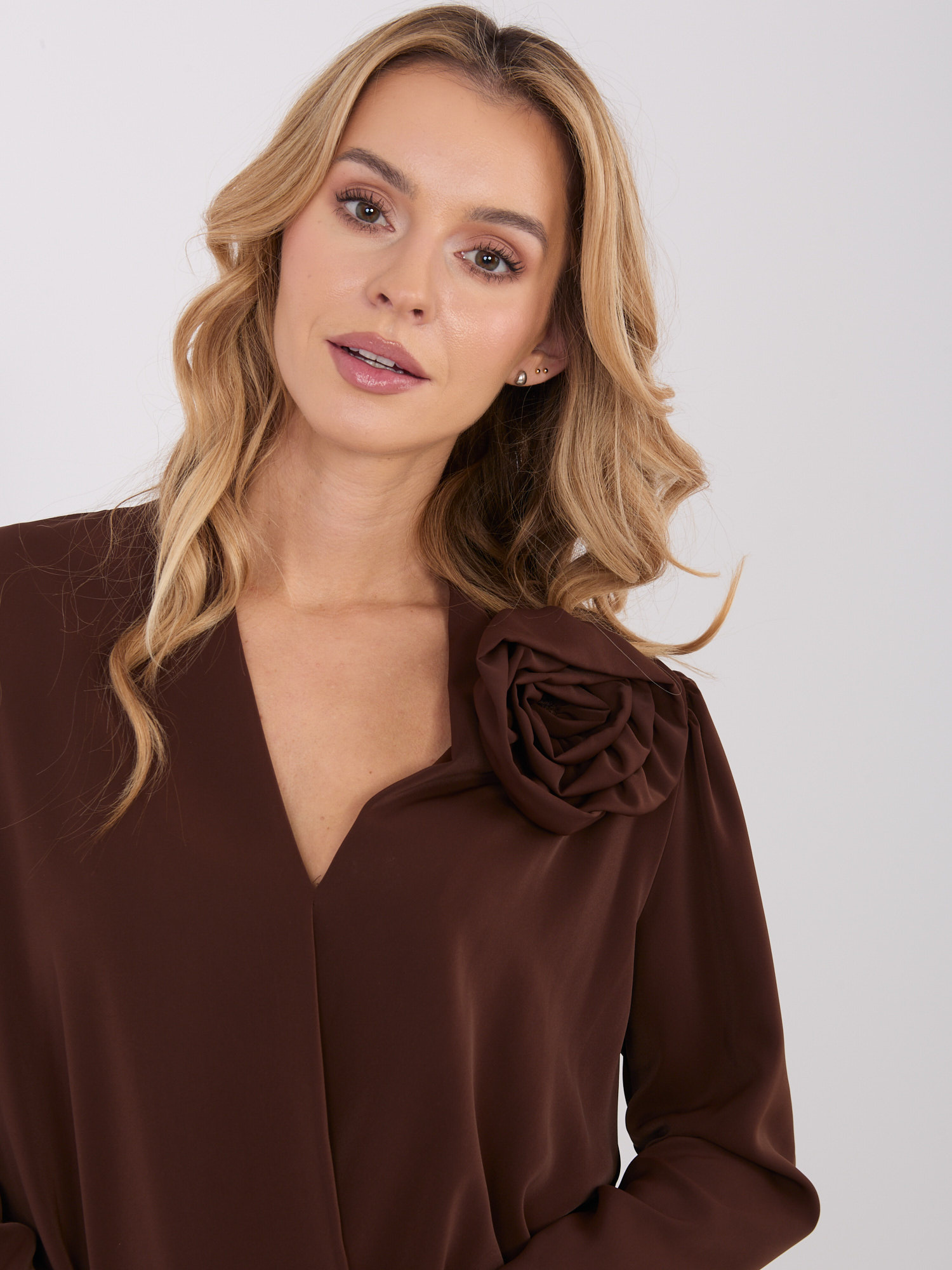 Brązowa elegancka bluzka z ozdobną różą