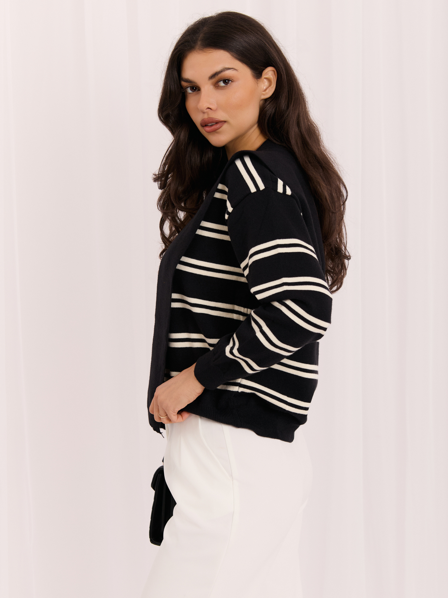 Czarny damski sweter w paski w stylu old money