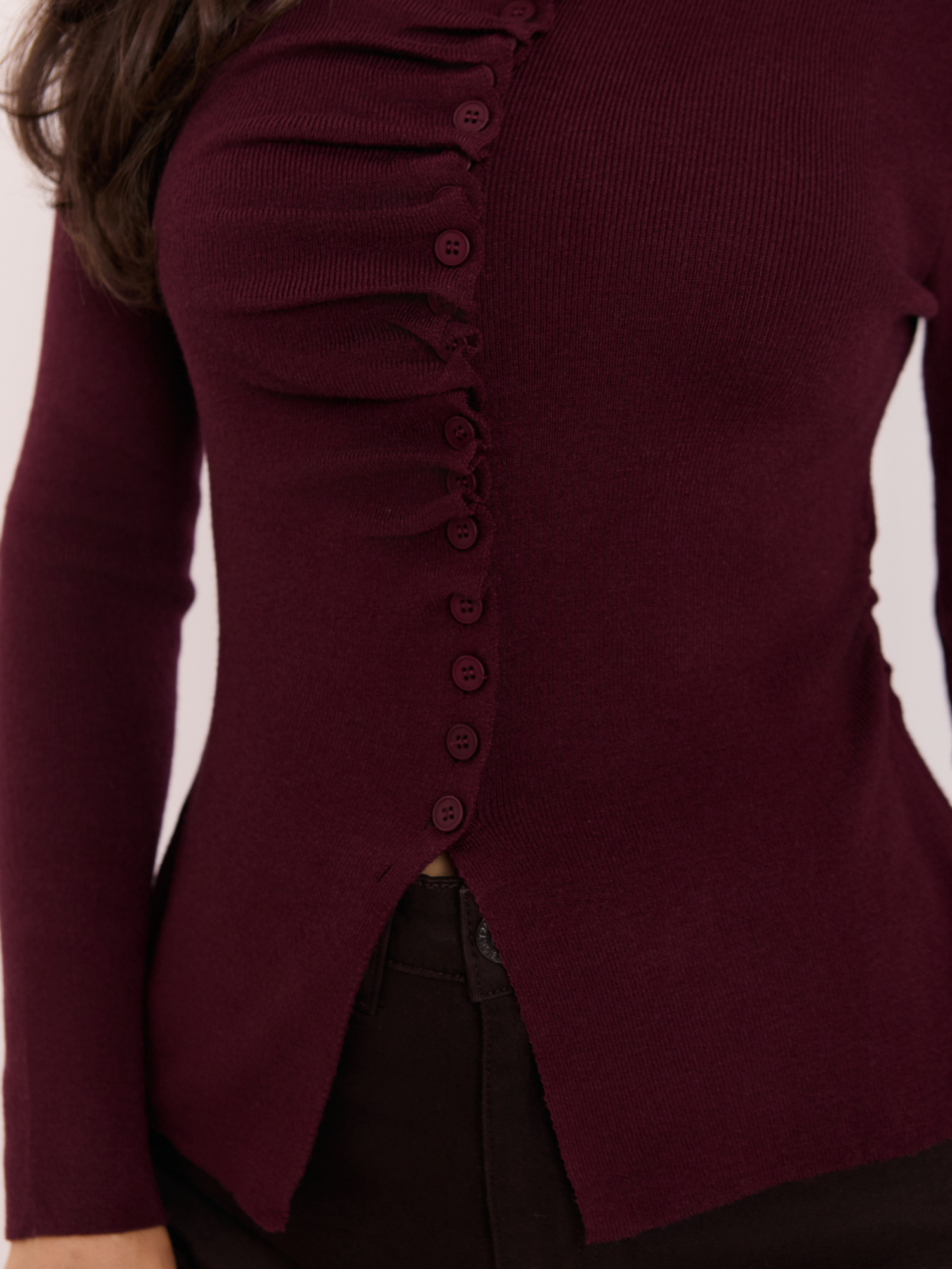 Bordowy elegancki sweter z rozcięciem na brzuchu