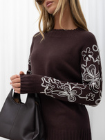 Czekoladowy sweter z haftem i metalizowaną nicią 
