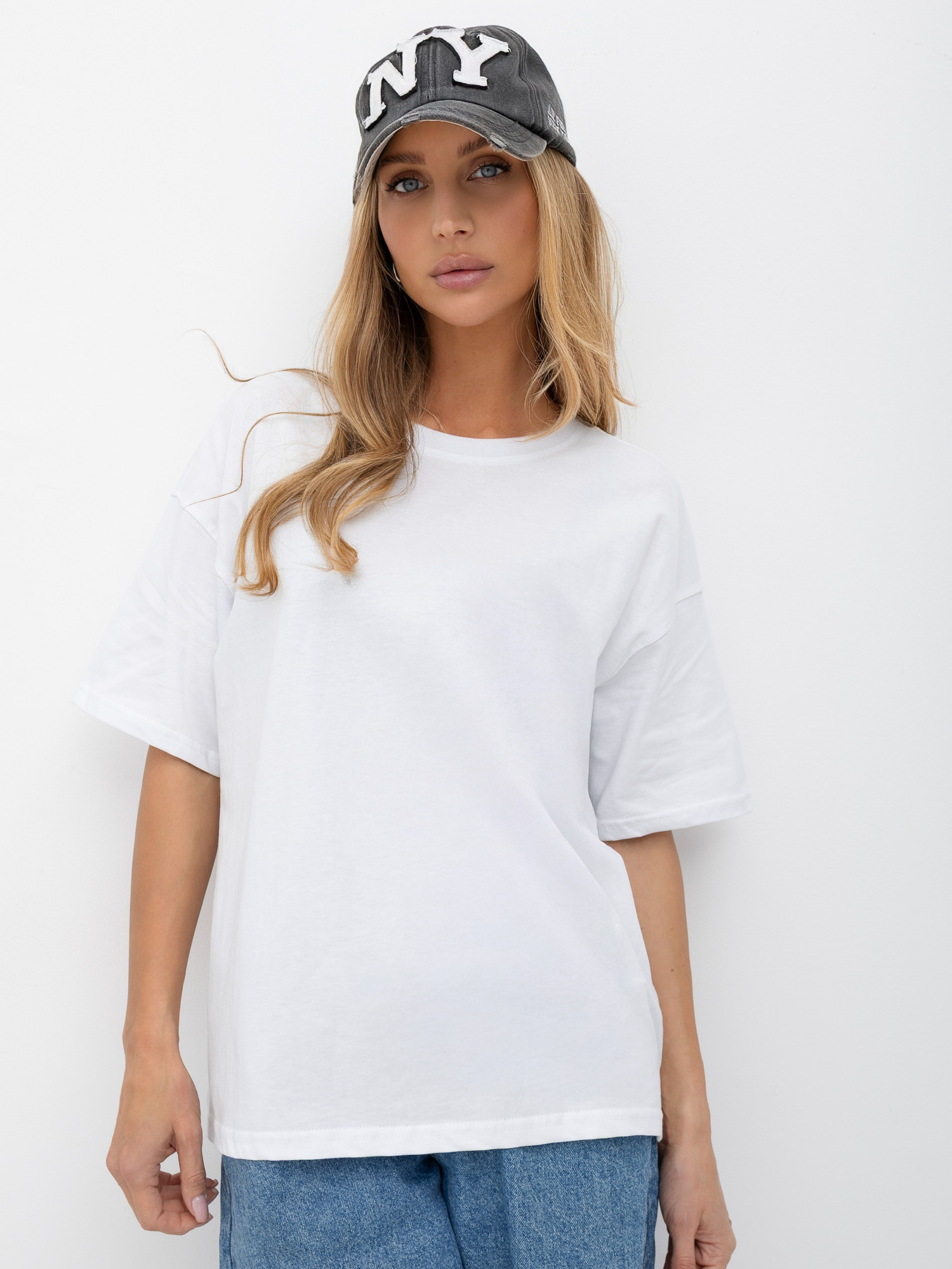 Biały damski t-shirt basic o kroju oversize 