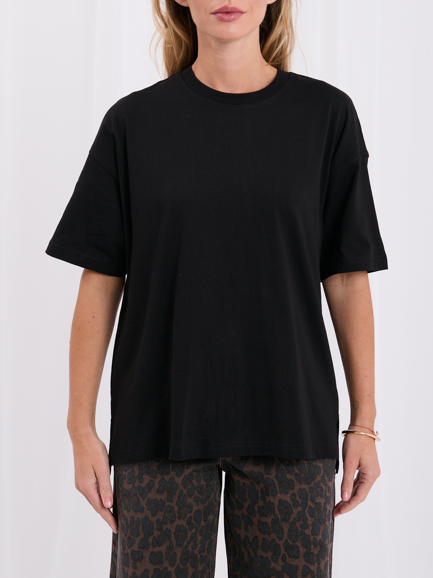 Czarny damski t-shirt basic o kroju oversize