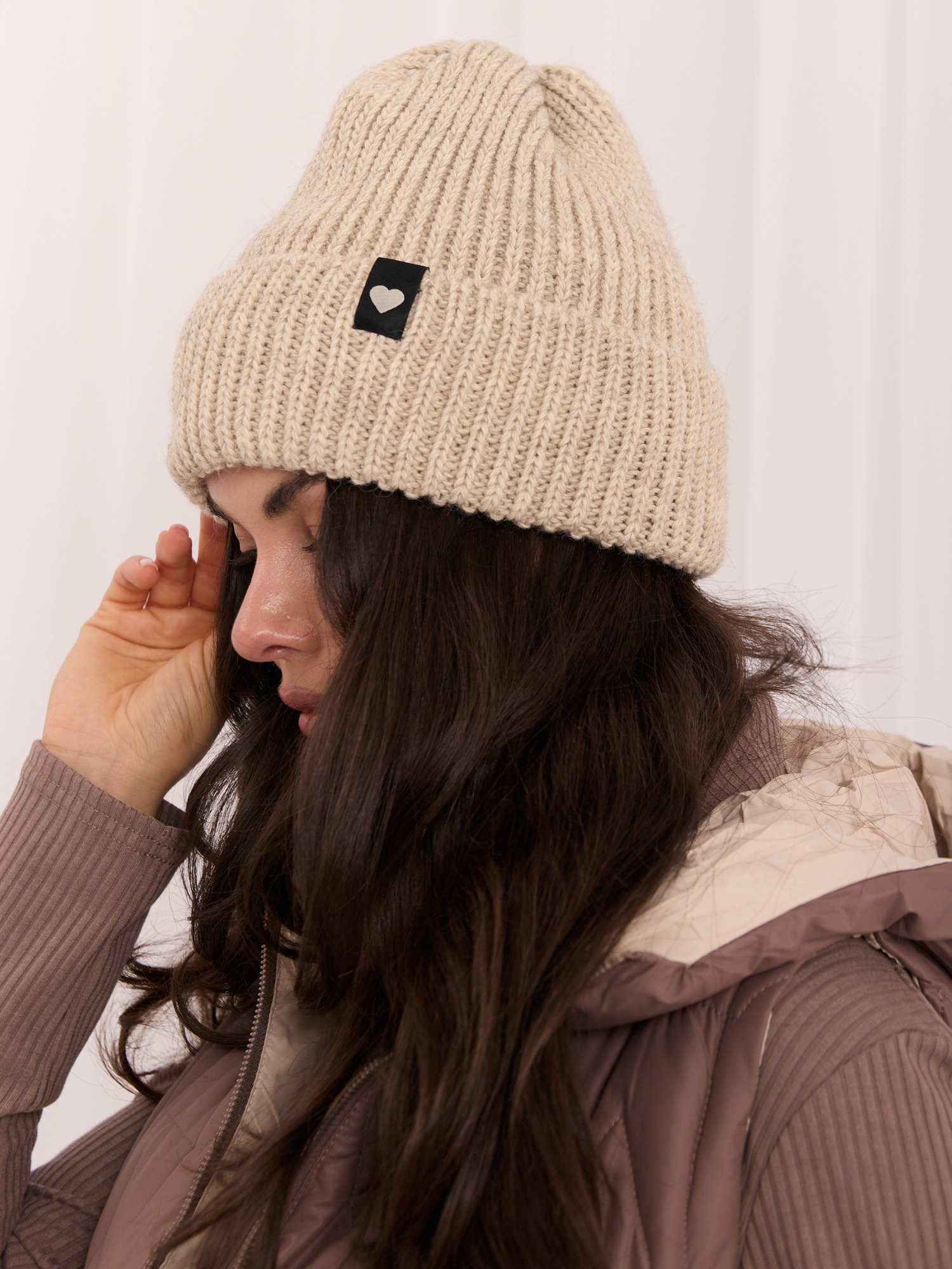 Beżowa damska czapka beanie z naszywką serce