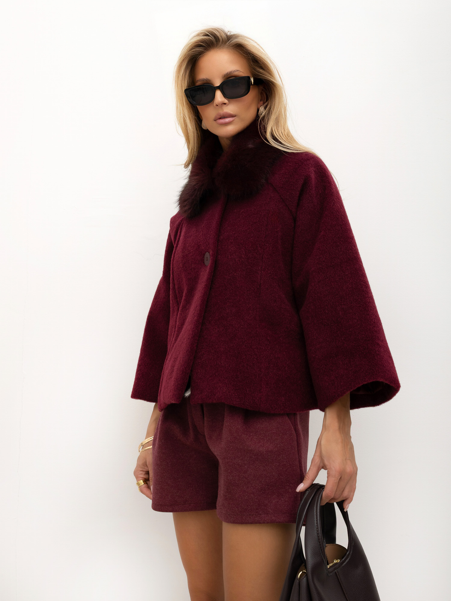 Bordowy trapezowy płaszcz z rękawem kimono