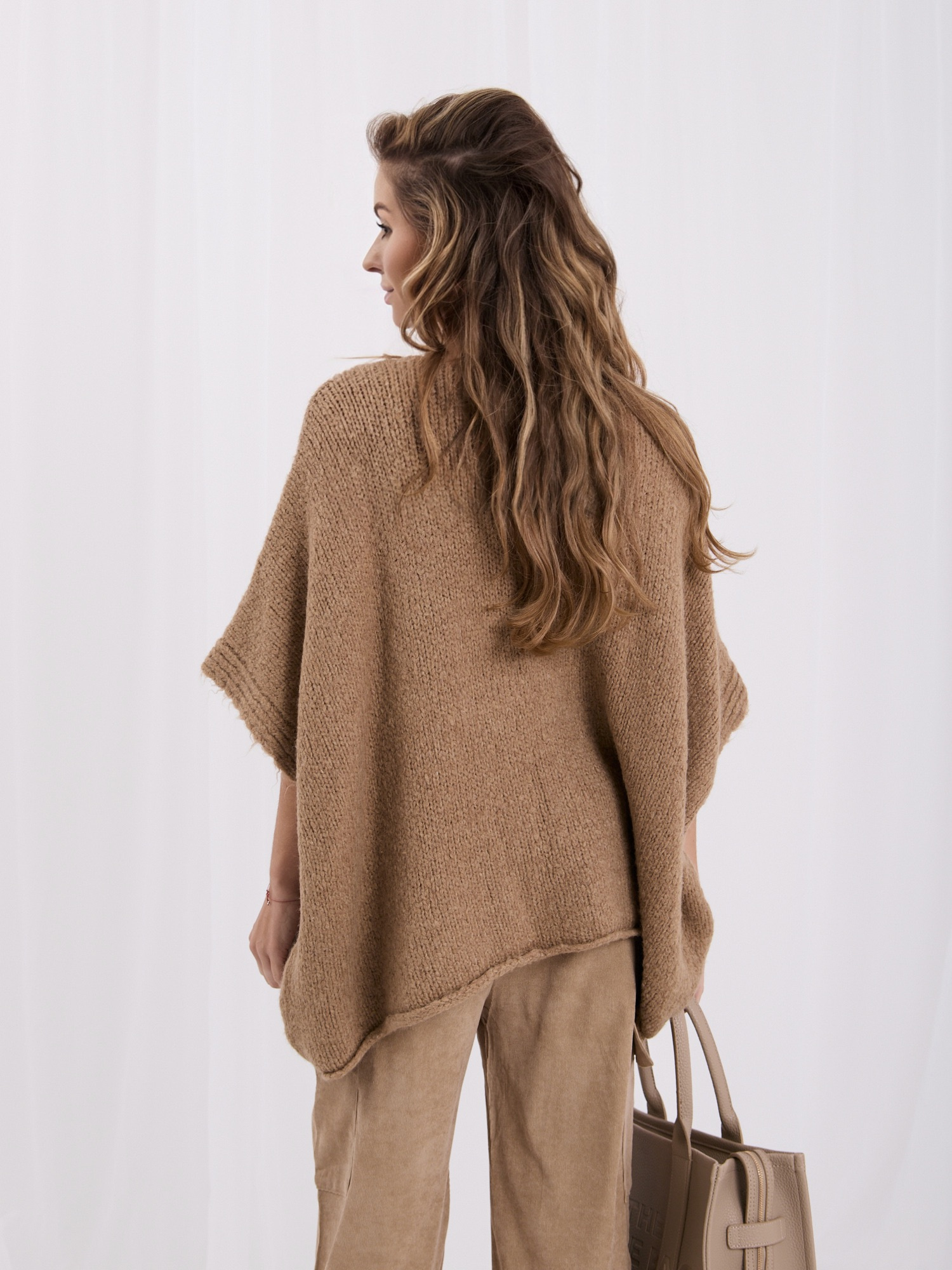Camelowy damski sweter oversize z dekoltem V