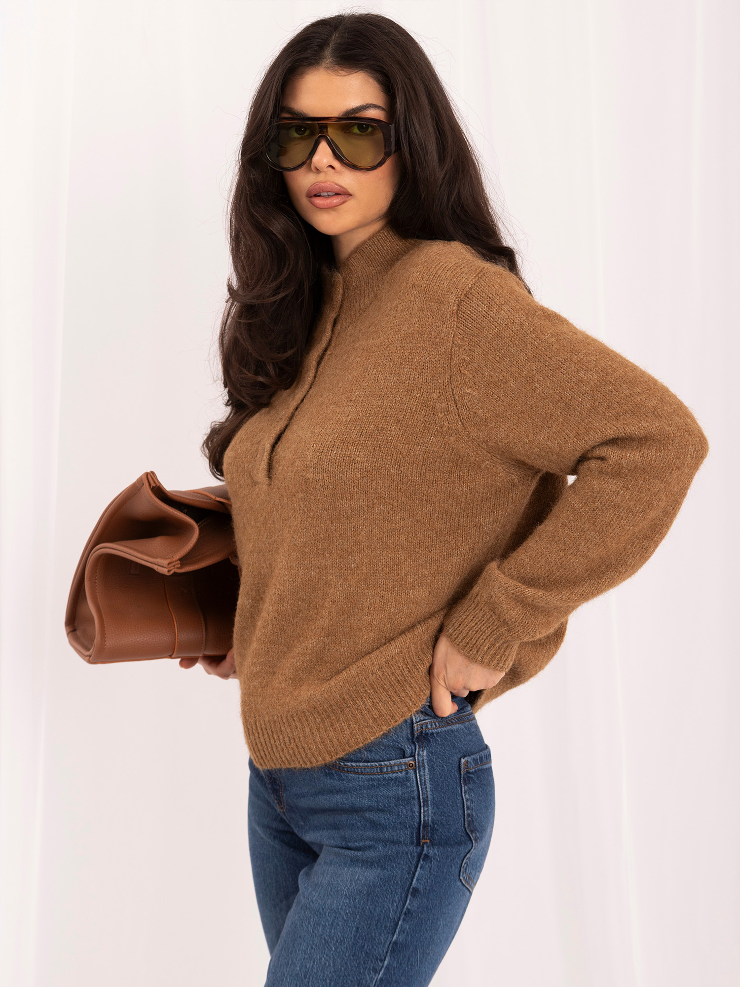 Camelowy damski sweter oversize z domieszką wełny
