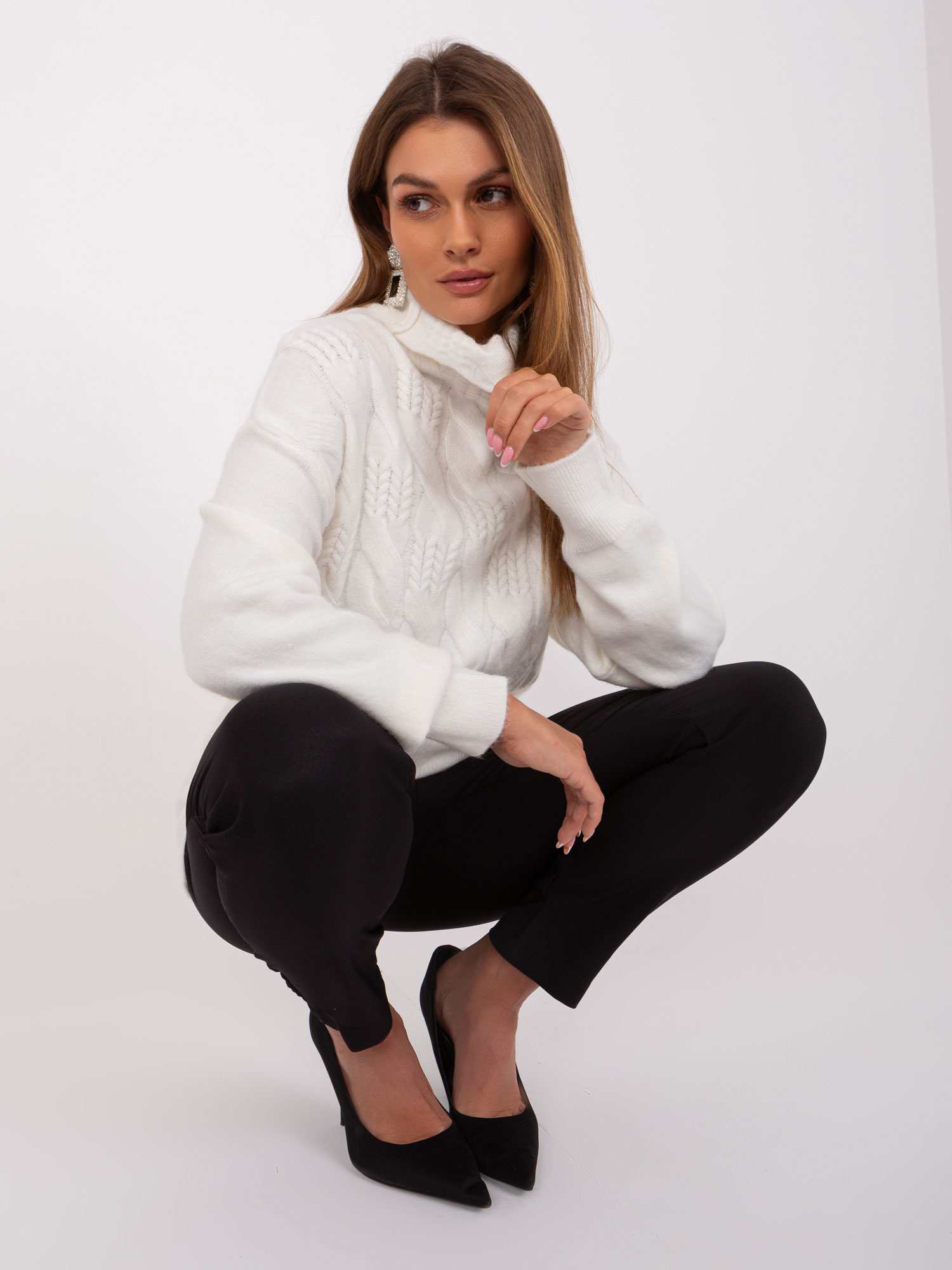 Ecru sweter w warkoczowy splot