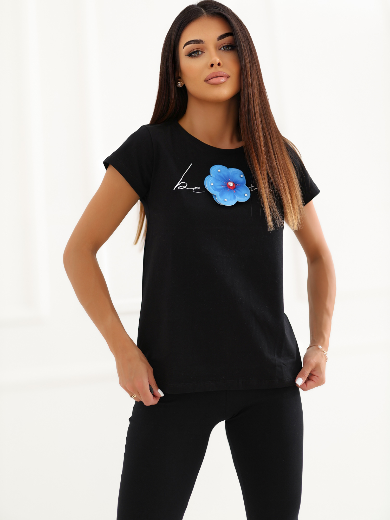 Czarny damski t-shirt z kwiatem BASIC FEEL GOOD
