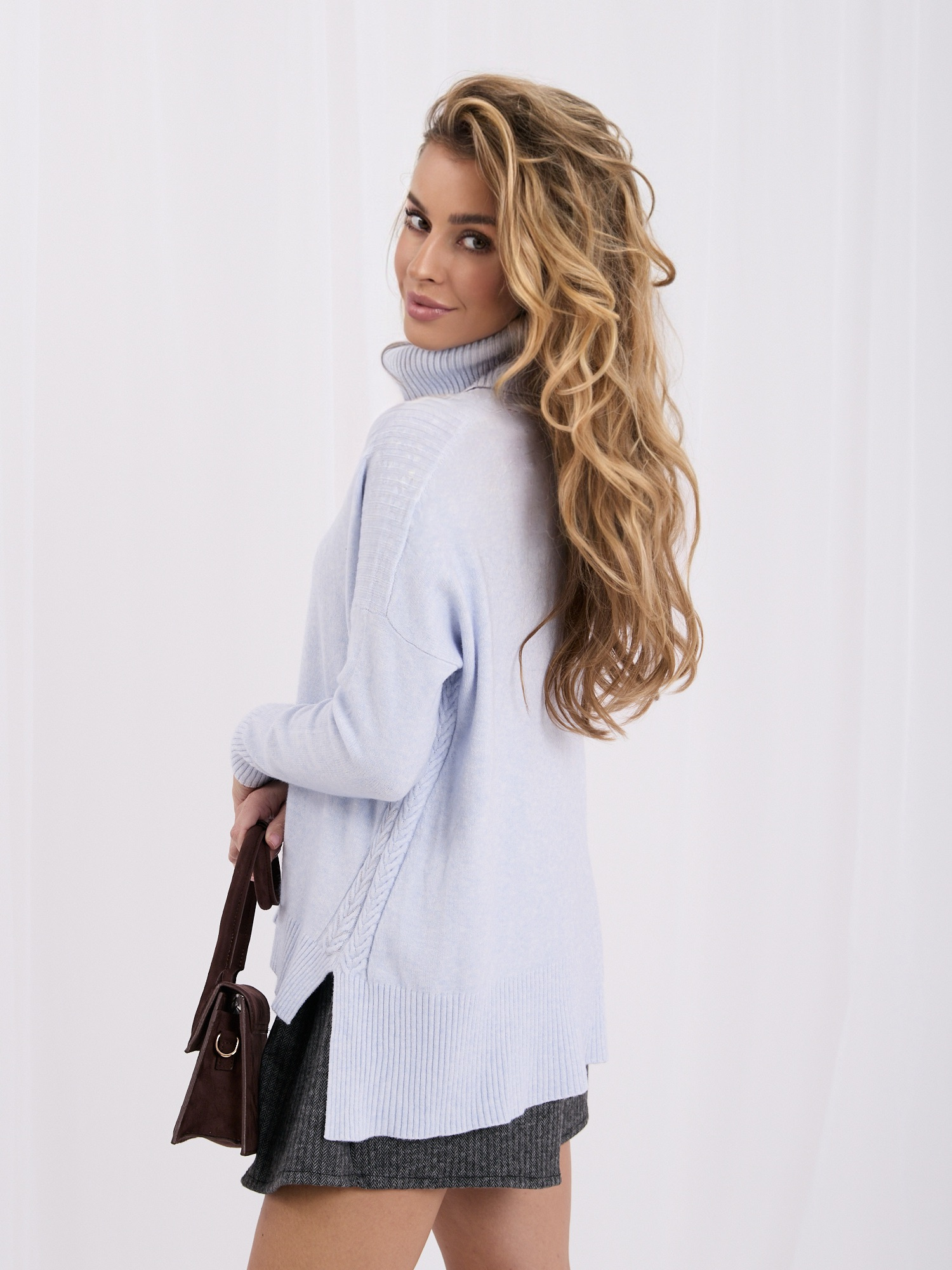 Jasnoniebieski sweter oversize golf z rozcięciami