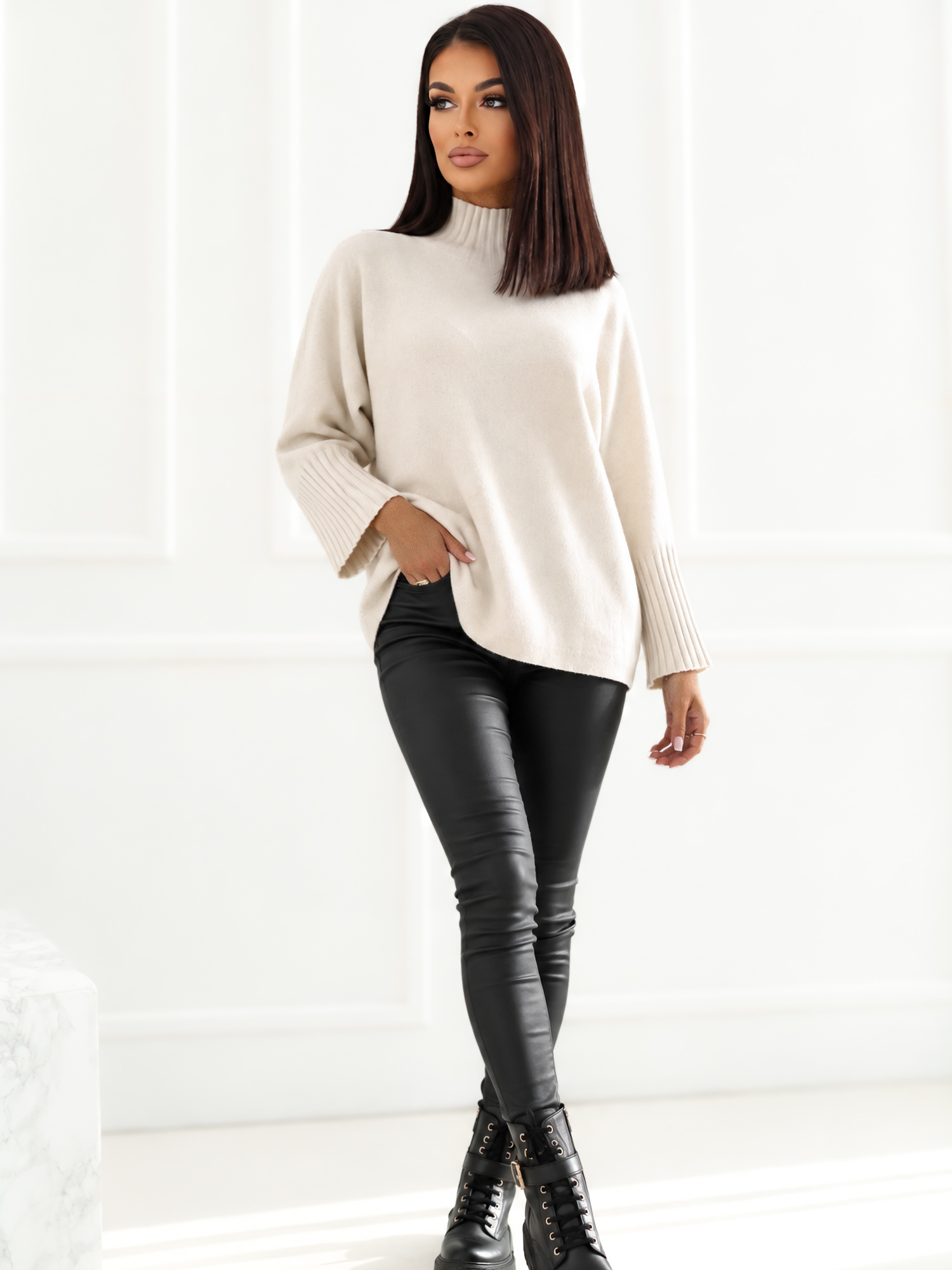 Jasnobeżowy sweter oversize z szerokimi rękawami