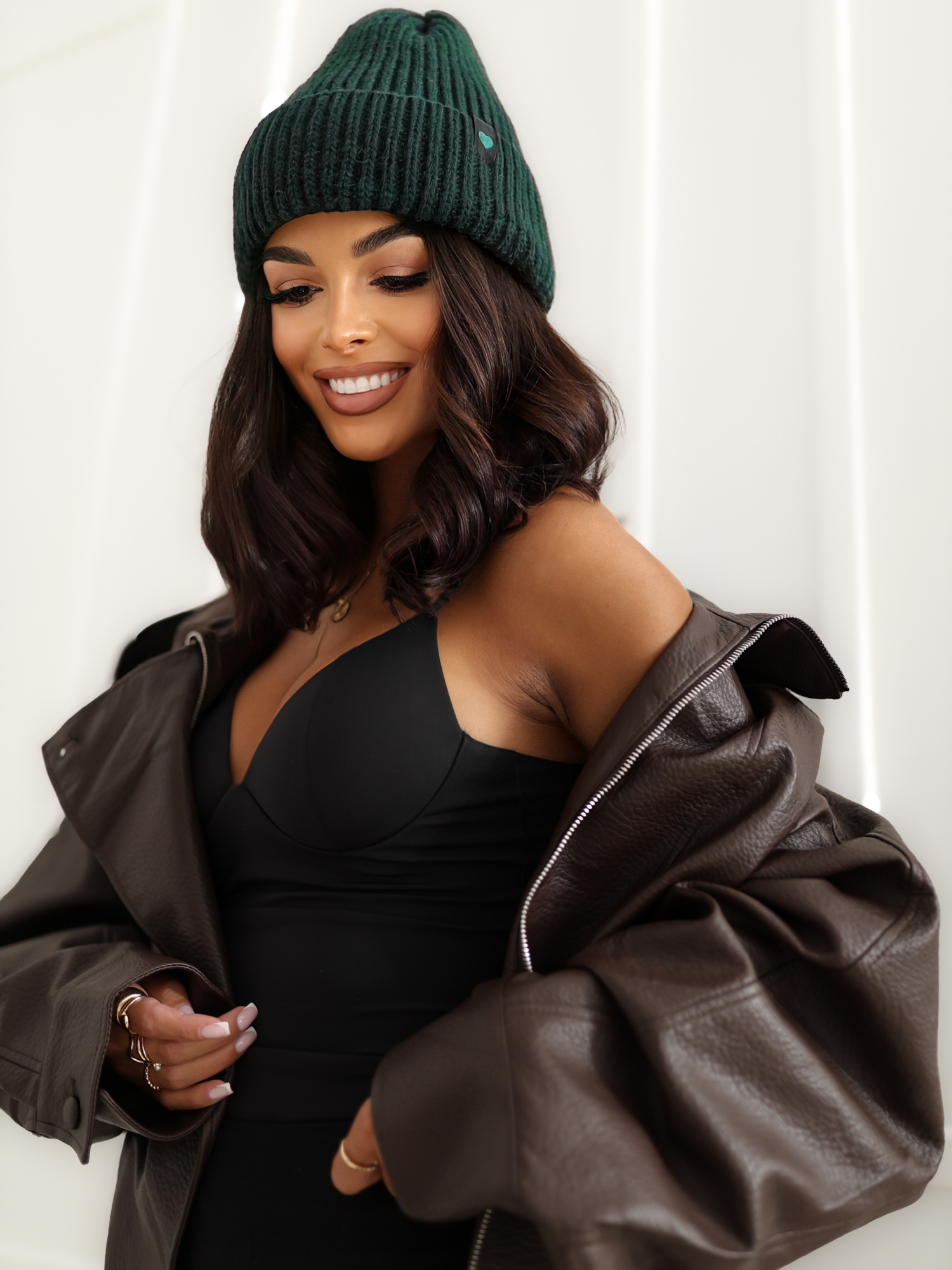 Ciemnozielona zimowa czapka beanie w prążek
