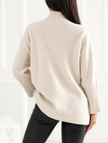 Jasnobeżowy sweter oversize z szerokimi rękawami