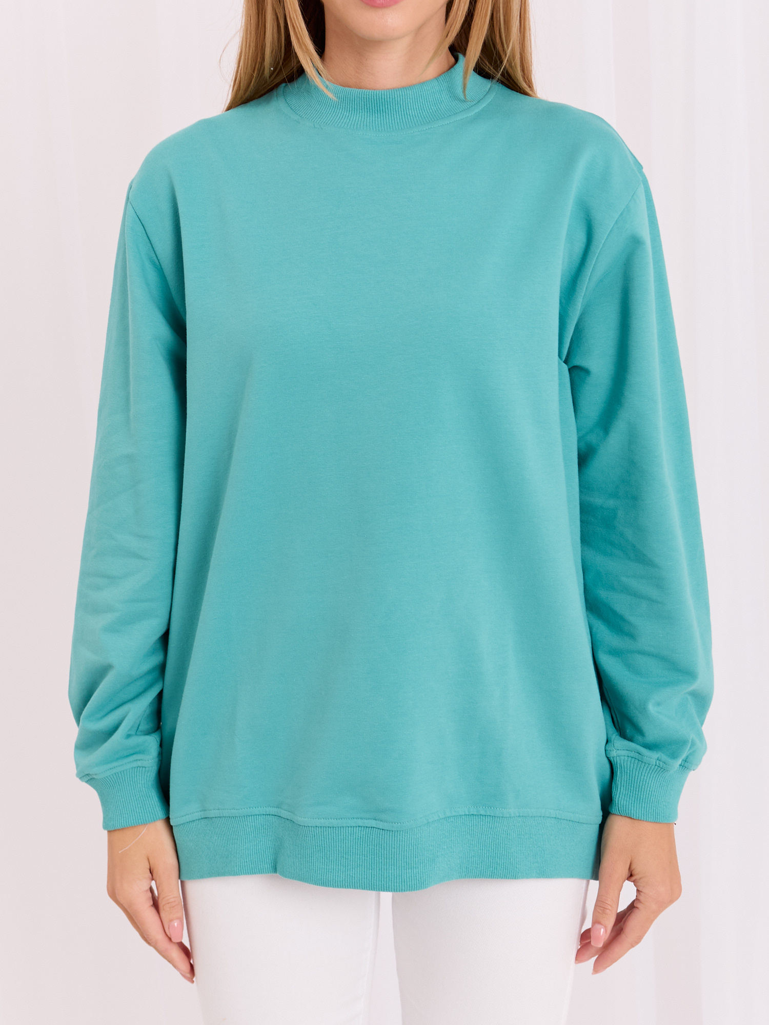 Turkusowa dresowa bluza basic o fasonie oversize 