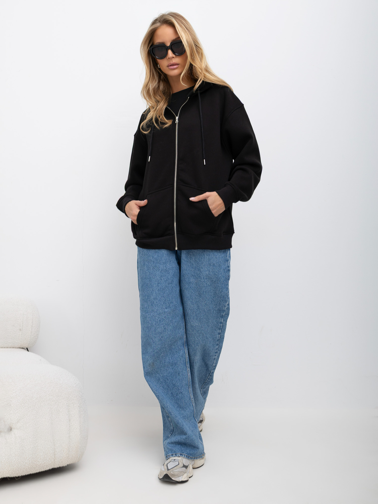 Czarna ocieplana bluza basic z kapturem 