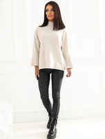 Jasnobeżowy sweter oversize z szerokimi rękawami