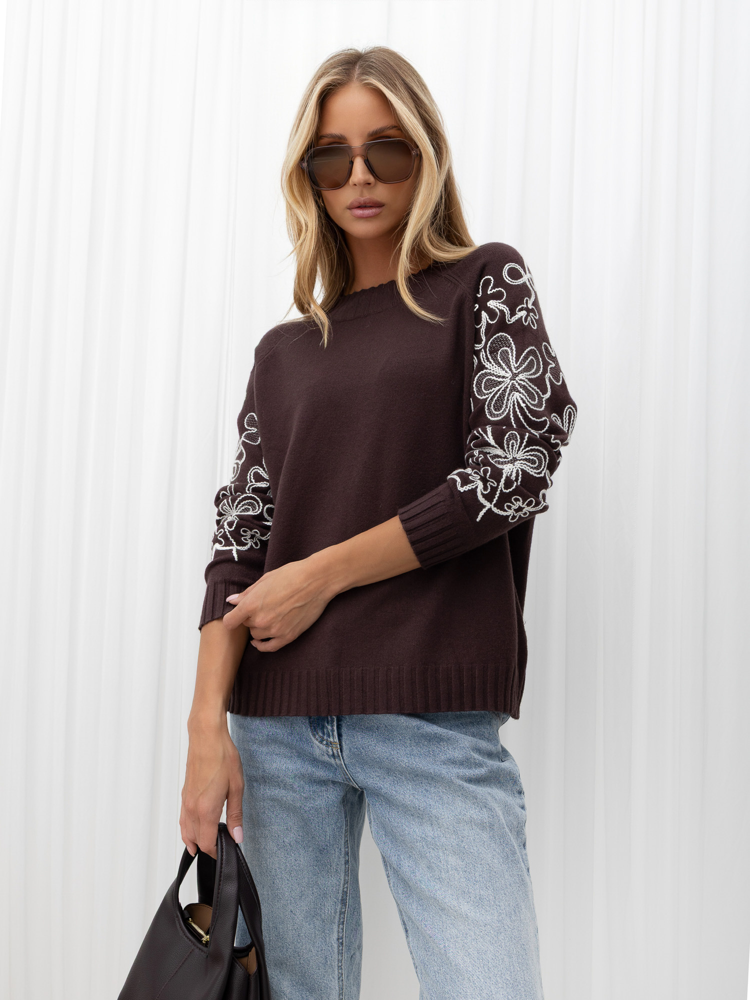 Czekoladowy sweter z haftem i metalizowaną nicią
