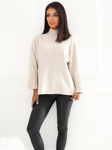 Jasnobeżowy sweter oversize z szerokimi rękawami 