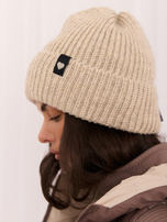 Beżowa damska czapka beanie z naszywką serce