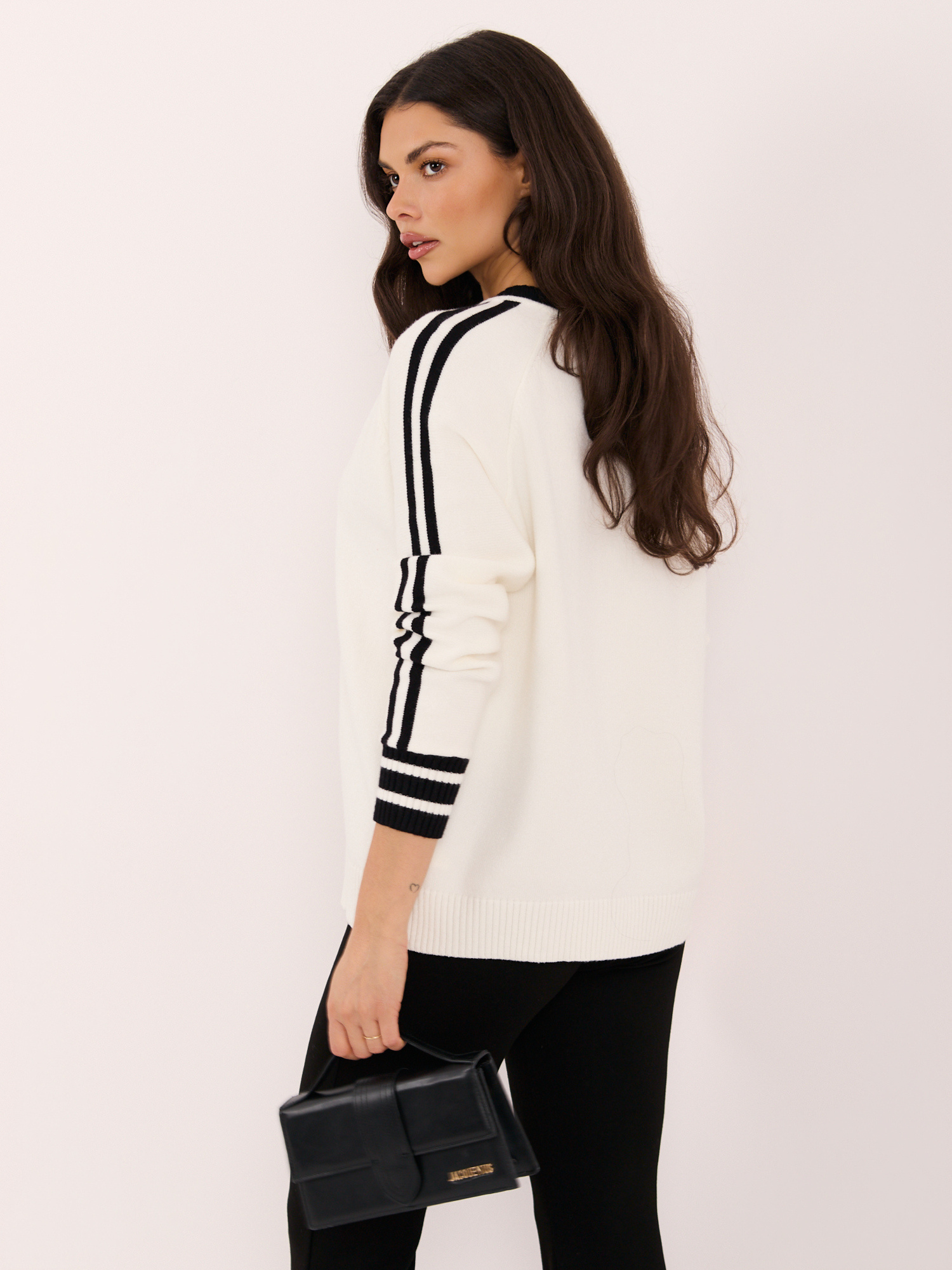 Ecru-czarny damski sweter oversize z dekoltem V