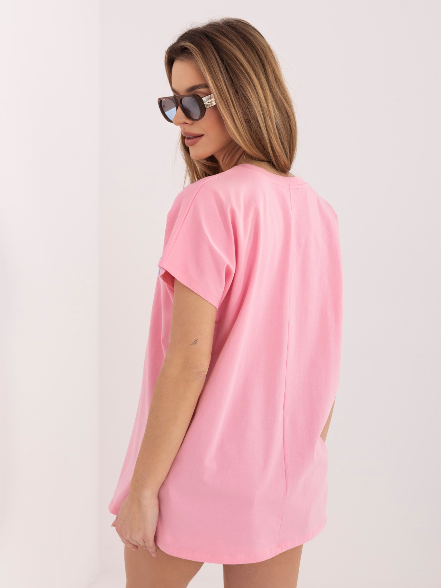 Pastelowy różowy damski t-shirt z kontrastowym napisem 