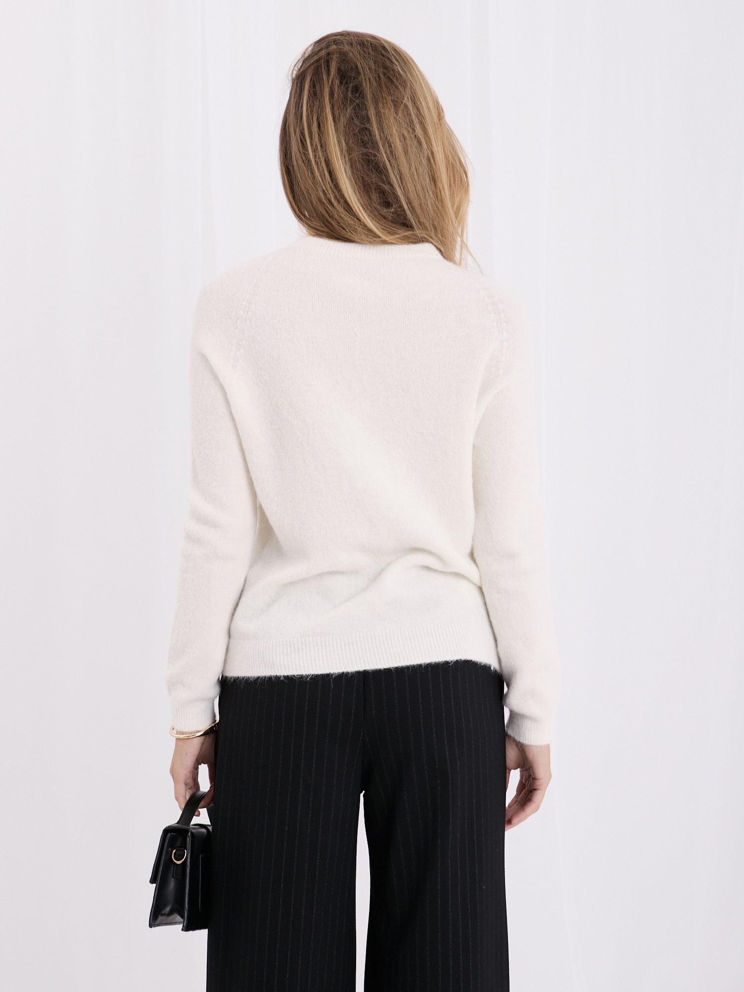 Ecru miękki sweter basic z okrągłym dekoltem