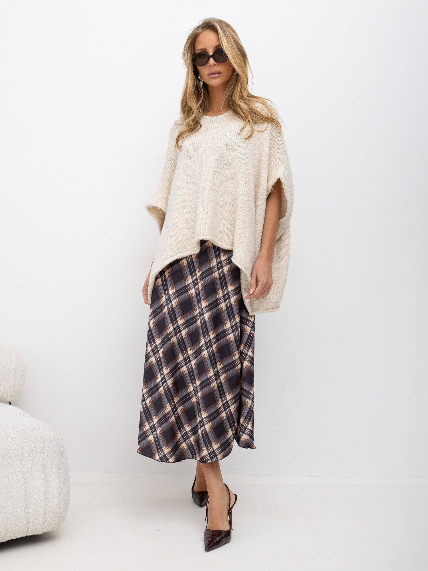 Kremowy damski sweter oversize z rękawem 3/4