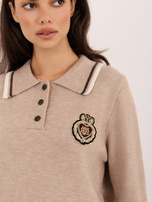 Beżowy damski sweter polo z naszywką 
