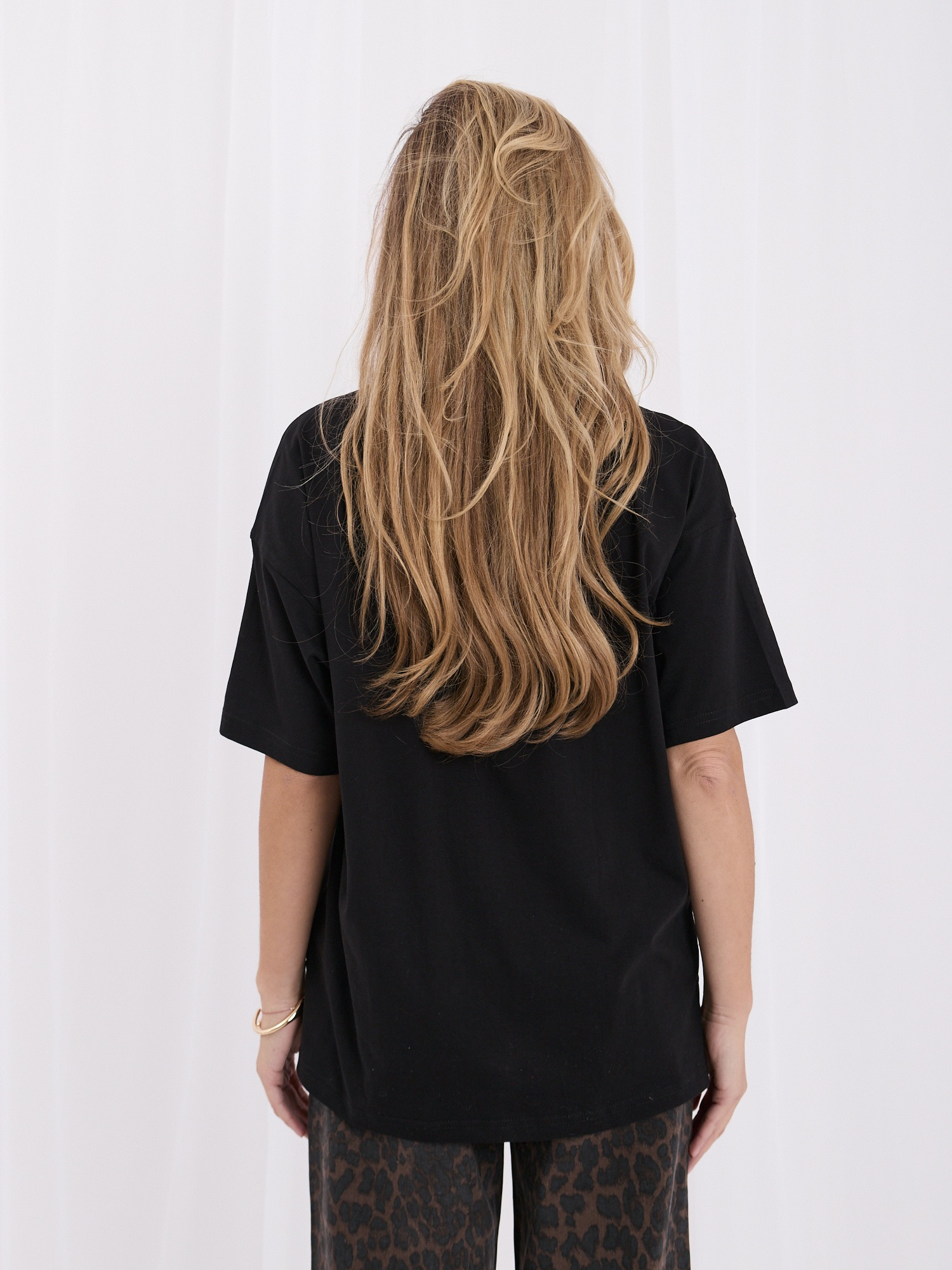 Czarny damski t-shirt basic o kroju oversize