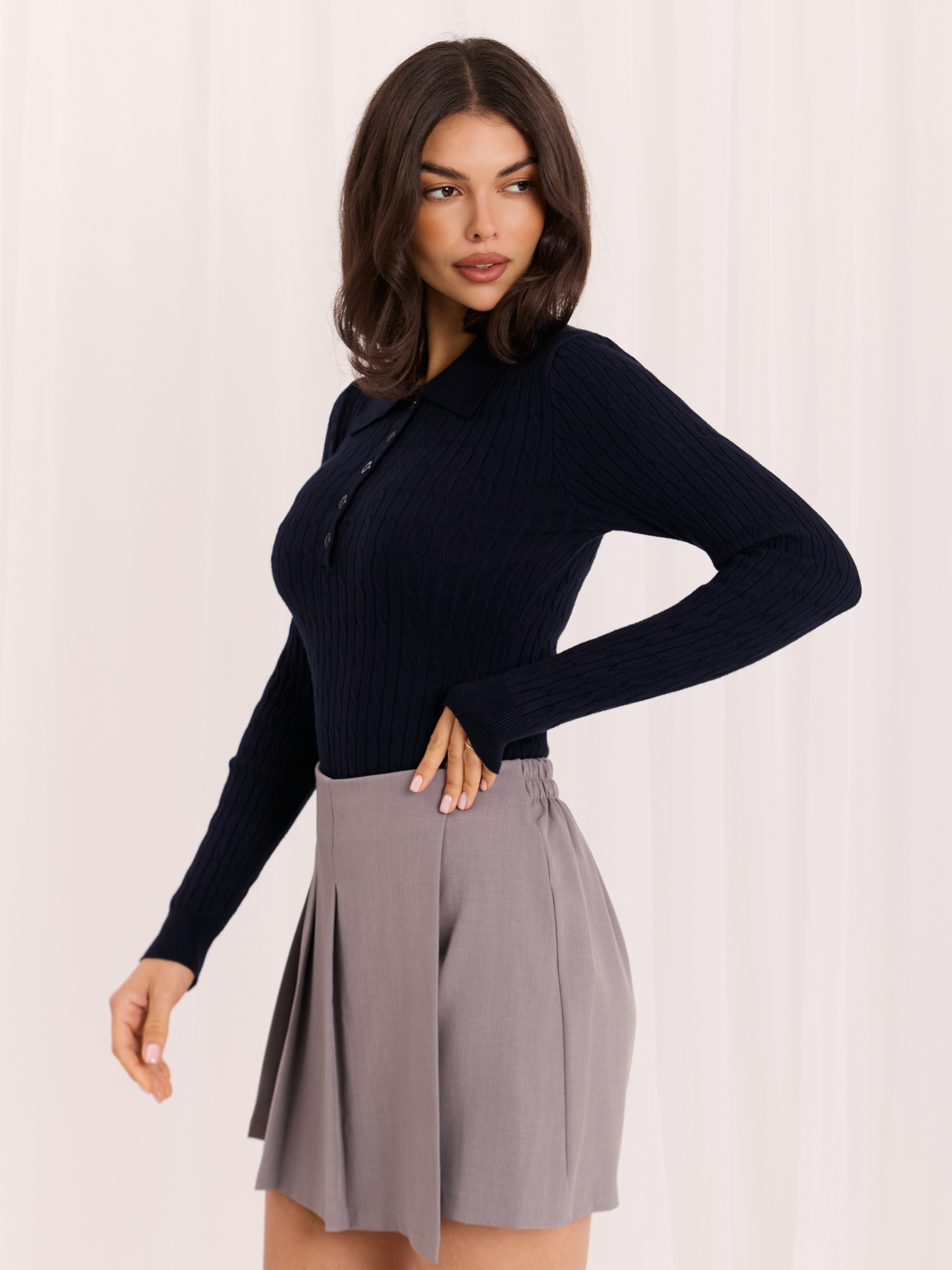 Granatowy damski sweter typu polo w warkocze