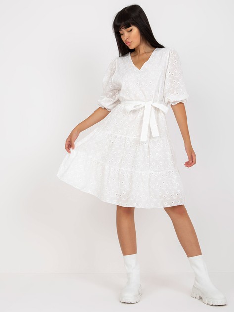 Biała ażurowa sukienka z falbaną i wiązaniem 
