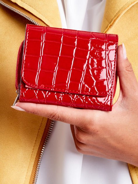 Czerwony lakierowany portfel z tłoczonym zwierzęcym wzorem