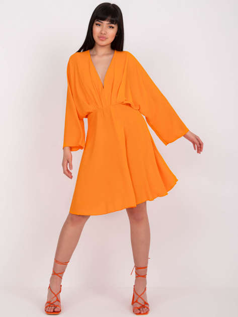 Jasnopomarańczowa sukienka one size z luźnymi rękawami 
