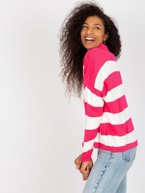 Różowo-ecru sweter oversize w paski z kołnierzykiem